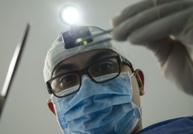 Dentysta chirurg – czym się zajmuje i jak nam może pomóc?